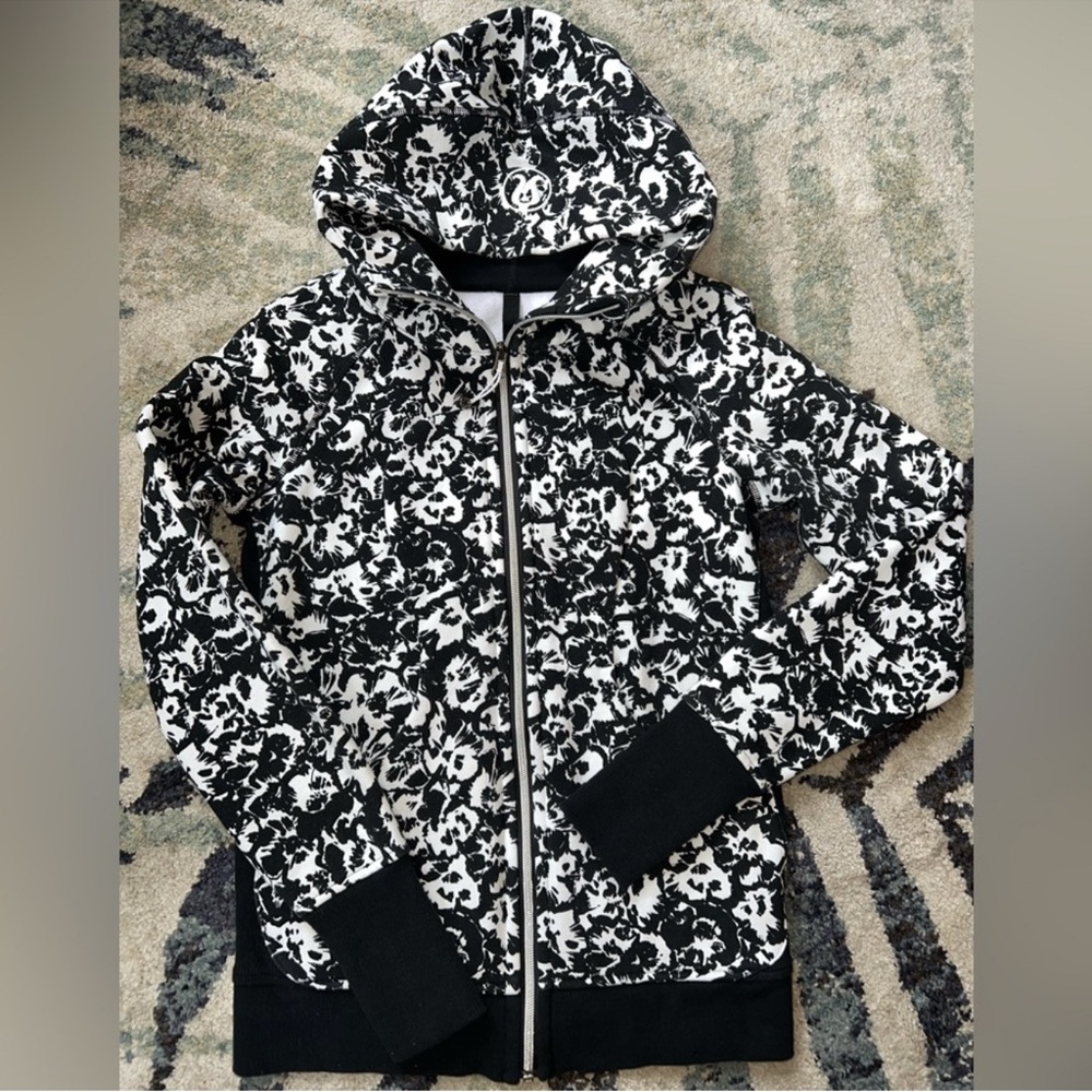 Lululemon Scuba Hoodie Sweatshirt 6
Black White Floral Fleur Sombre  NEW
